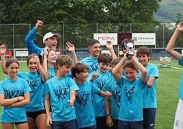 Entrega de trofeos del campeonato con el que despidieron el campus de verano.