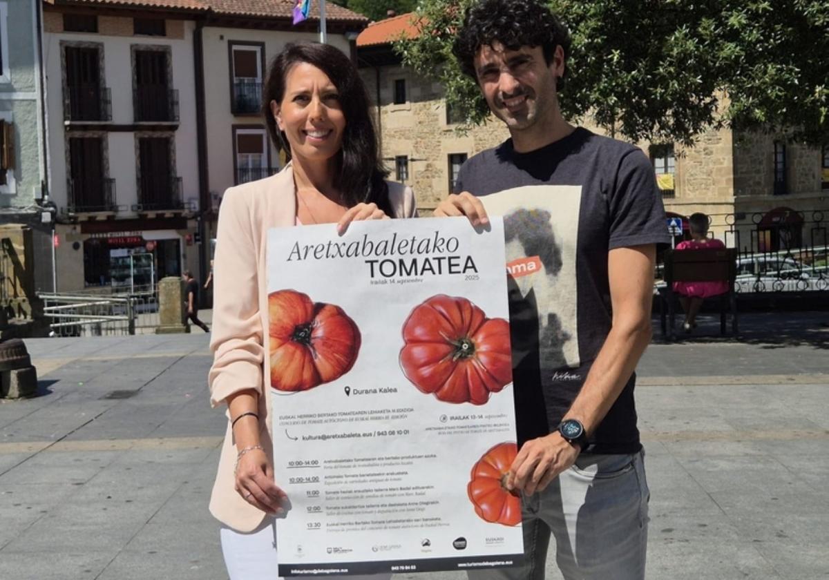 La diputada foral Domínguez y el alcalde Iturbe con el cartel de la jornada.