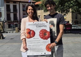 La diputada foral Domínguez y el alcalde Iturbe con el cartel de la jornada.