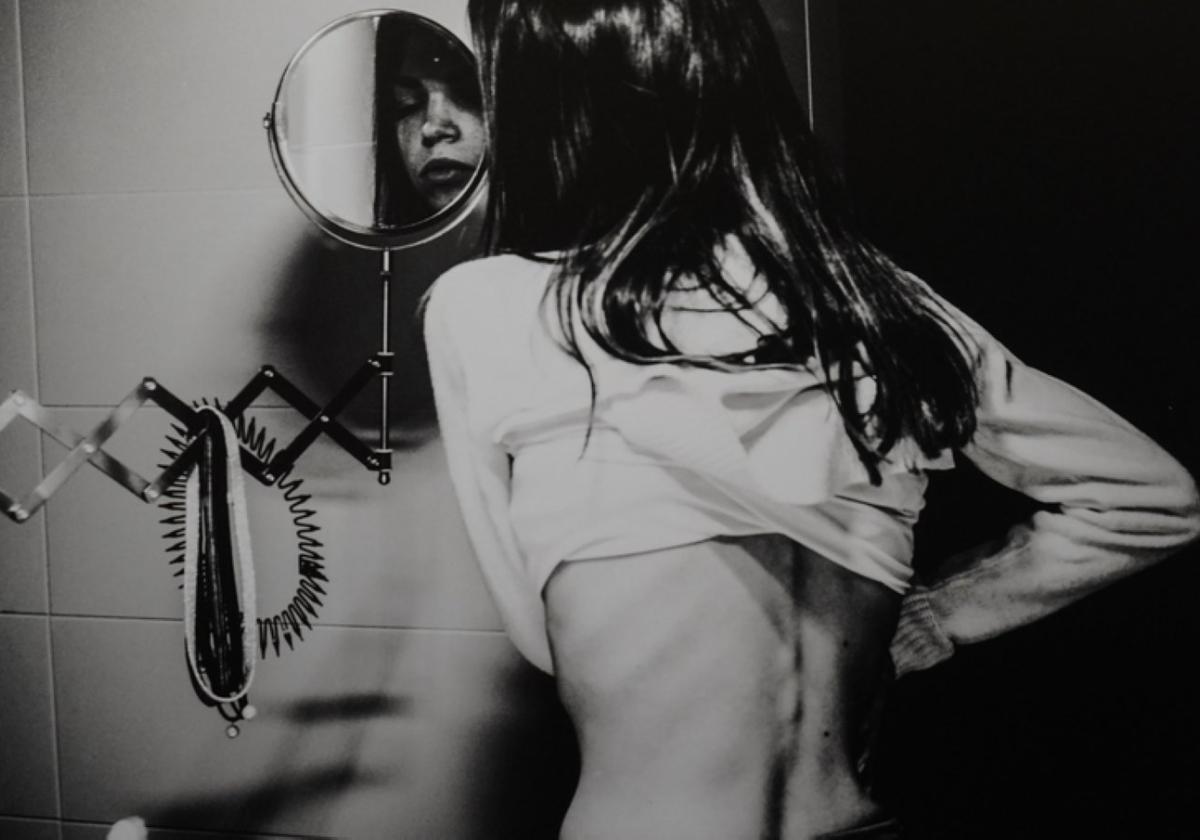 Las imágenes en blanco y negro de Arribas plasman el día a día de una persona que sufre anorexia, dejando a entrever el infierno sufren.