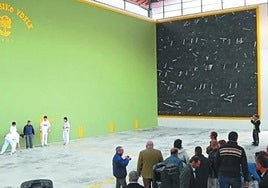 La pelota regresa al frontón de Urdazubi.