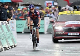 Onley cruza la meta en una de las etapas alpinas del Tour.