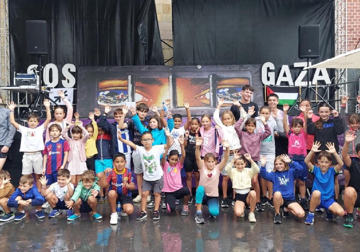 Niños y jóvenes reinaron durante la mañana de ayer en las fiestas de Santiago que llenan de animación Donibane.