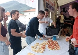 Formidable ambiente en el reparto de pintxos tras el chupinazo.