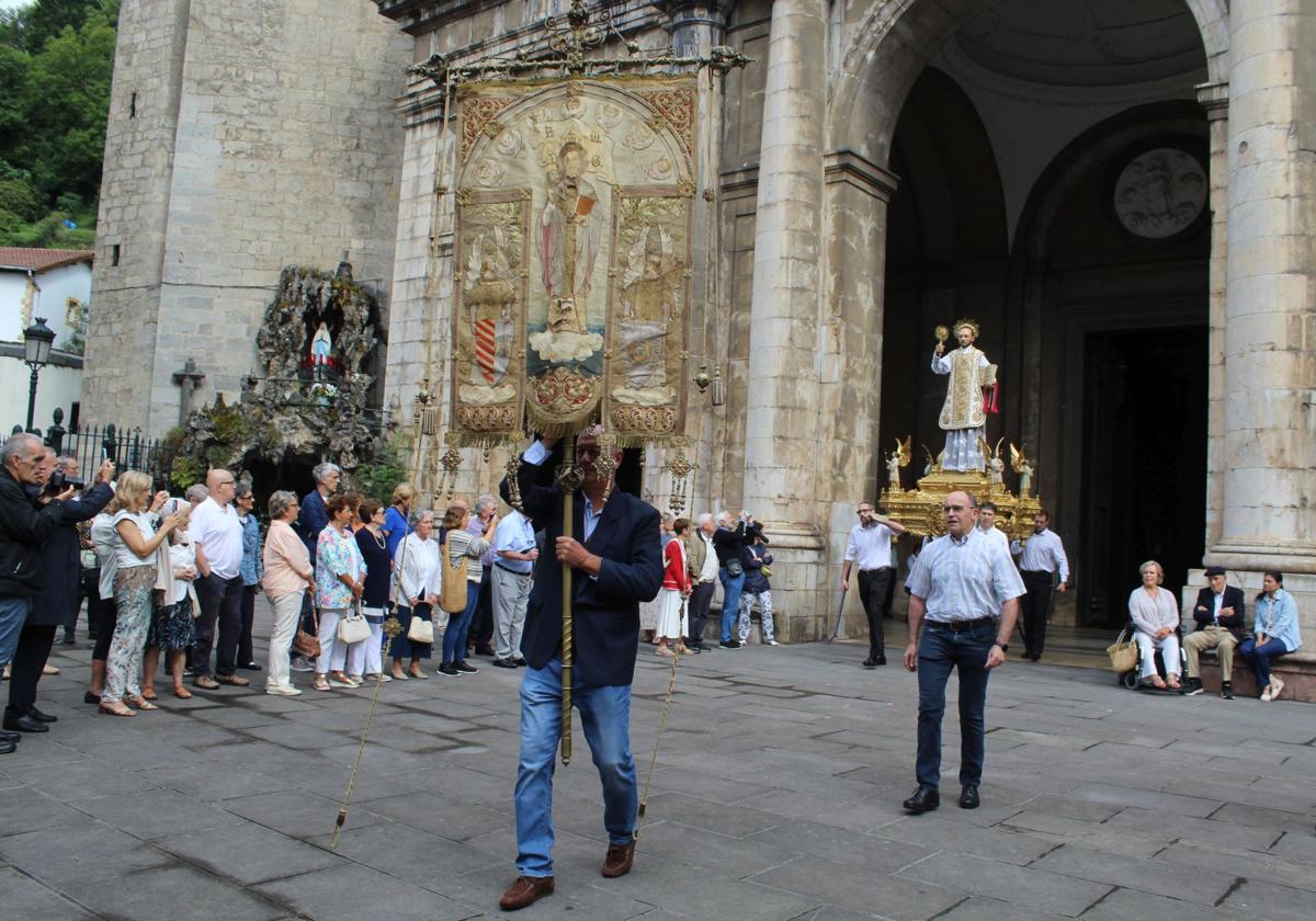 Prozesioa. Loiolatarrek San Inazio irudia parrokiatik atera zuten unea.