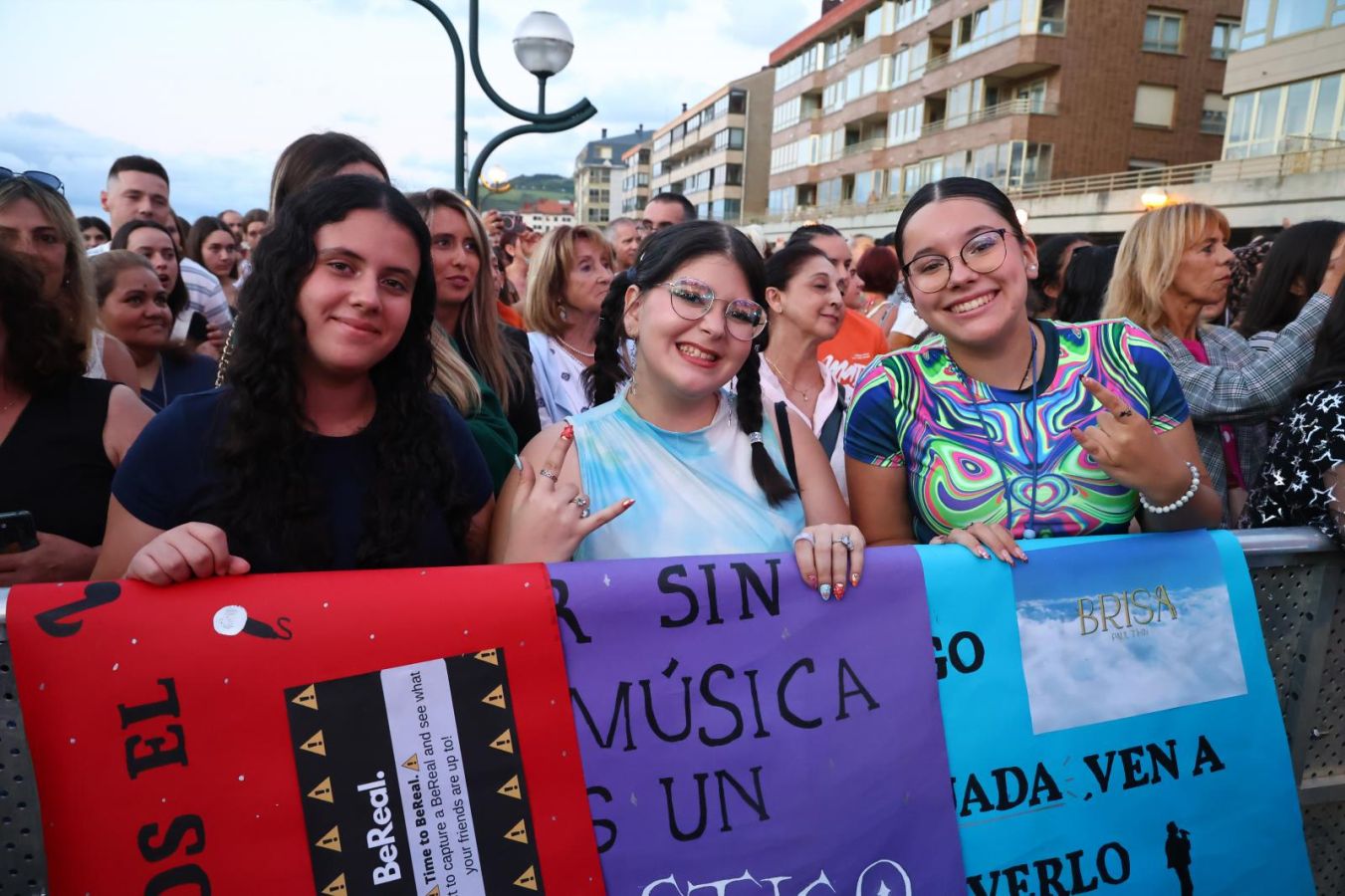 Multitudinaria fiesta musical en el malecón de Zarautz
