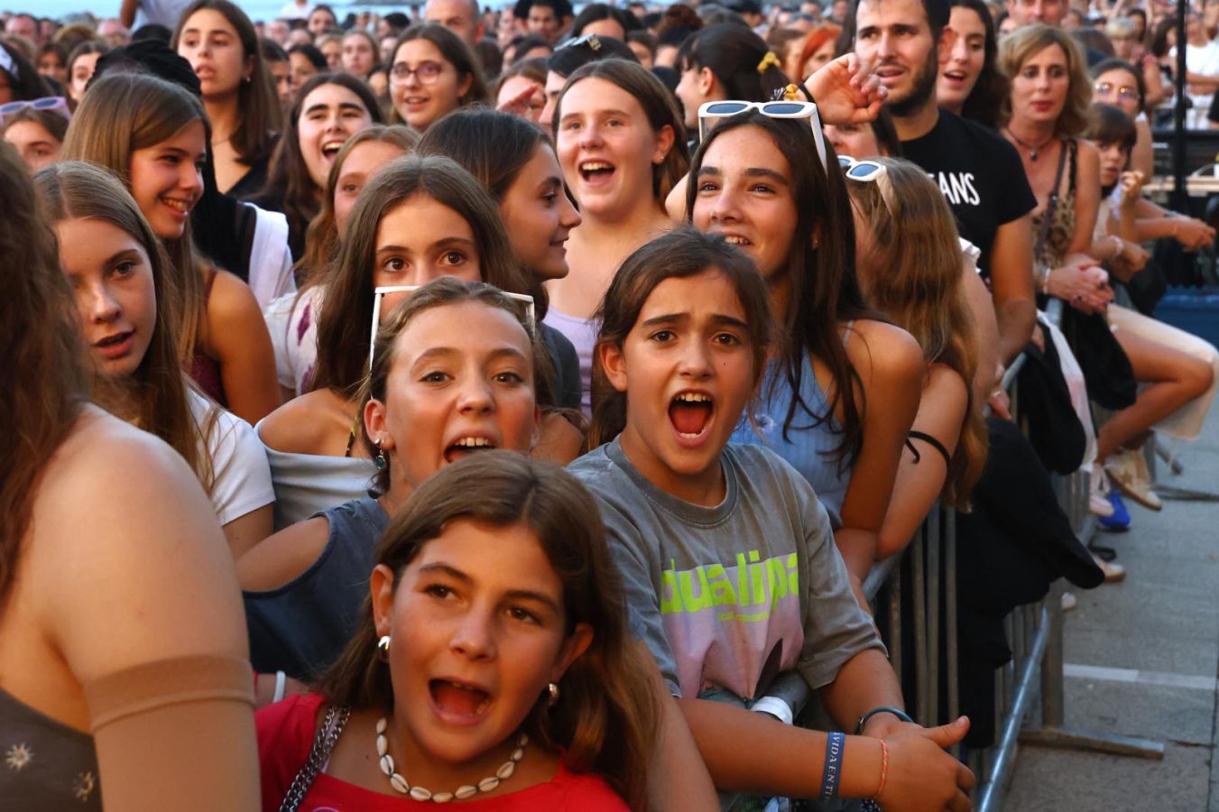 Multitudinaria fiesta musical en el malecón de Zarautz