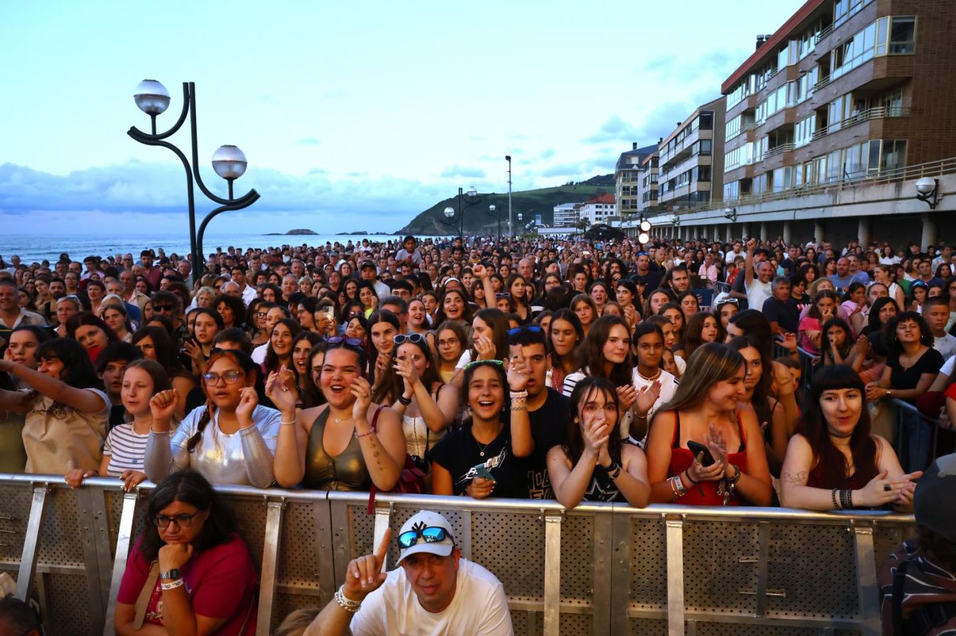 Multitudinaria fiesta musical en el malecón de Zarautz