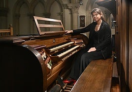 Ana Belén García, en el órgano de la Iglesia de San Ignacio.
