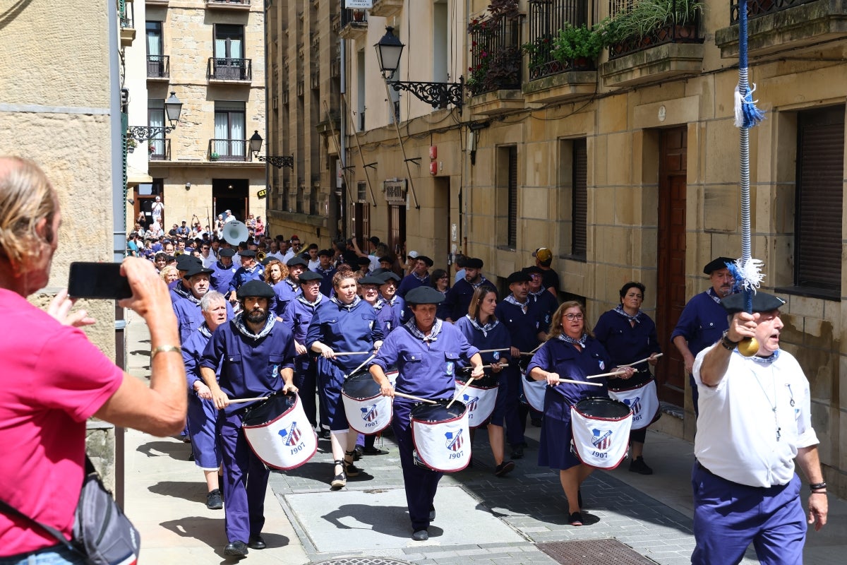 La tamborrada Amaikak Bat homenajea a San Ignacio