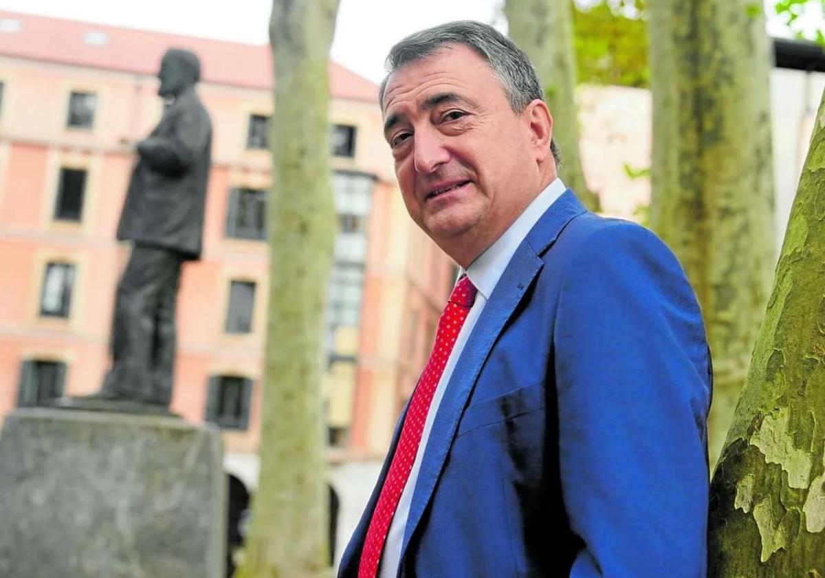 Aitor Esteban en los Jardines de Albia, en Bilbao, con la estatua de Sabino Arana y la sede del PNV de fondo.