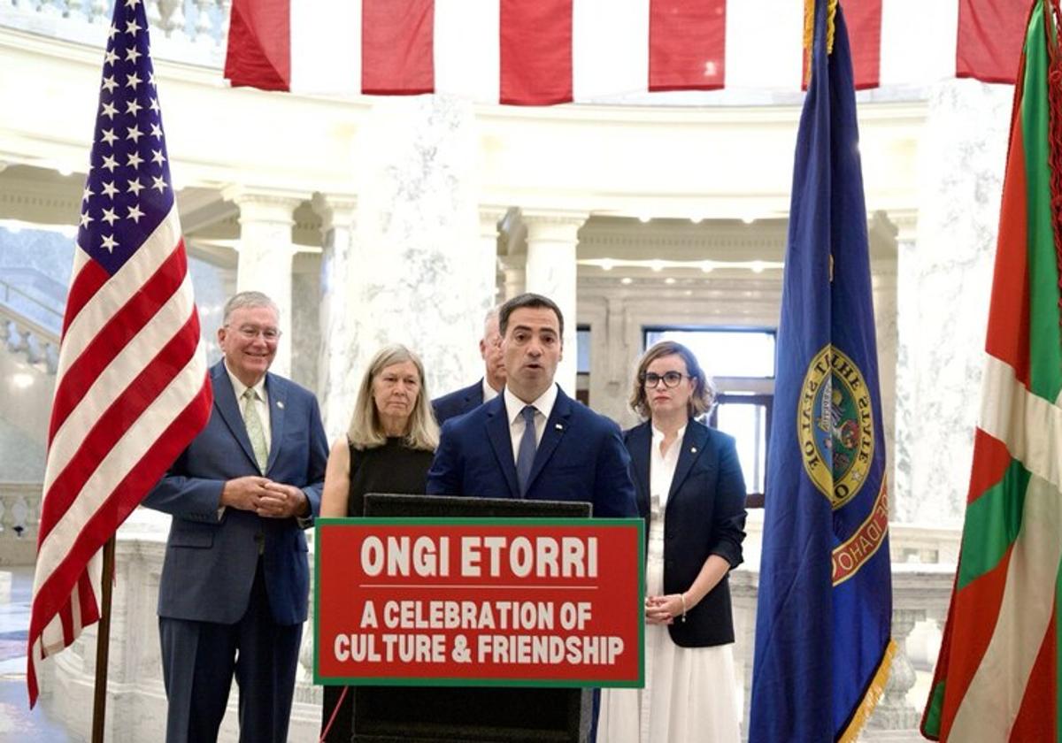 Pradales en un acto de ayer en Boise. A su izquierda, el gobernador de Idaho, Brad Little.