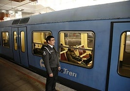 Un trabajador esepcializado en seguridad de sabico en una estación de tren.