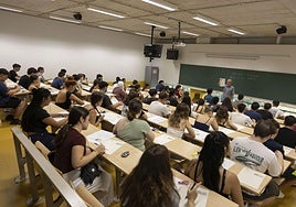 Alumnos se enfrentan a la prueba de la selectividad en un centro donostiarra.