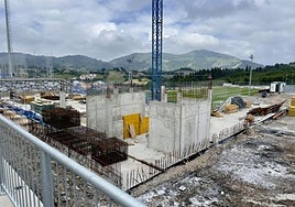 El edificio de vestuarios, comedor y gimnasio del primer equipo se encuentra a la entrada del complejo .