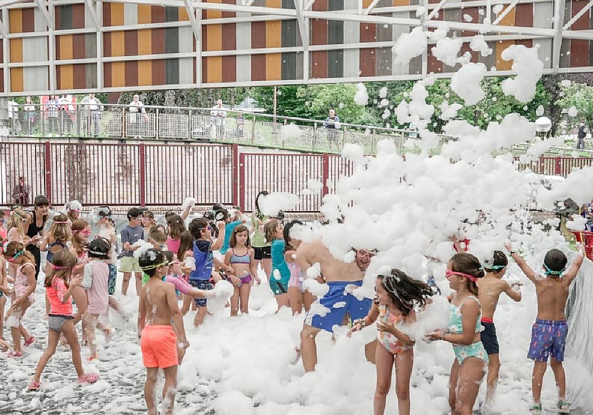 Los chavales de los Txokos de Ttakun disfrutaron en el patio de Oriarte de la fiesta de la espuma.