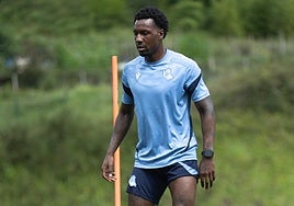 Becker controla el balón durante el entrenamiento de ayer en Zubieta.
