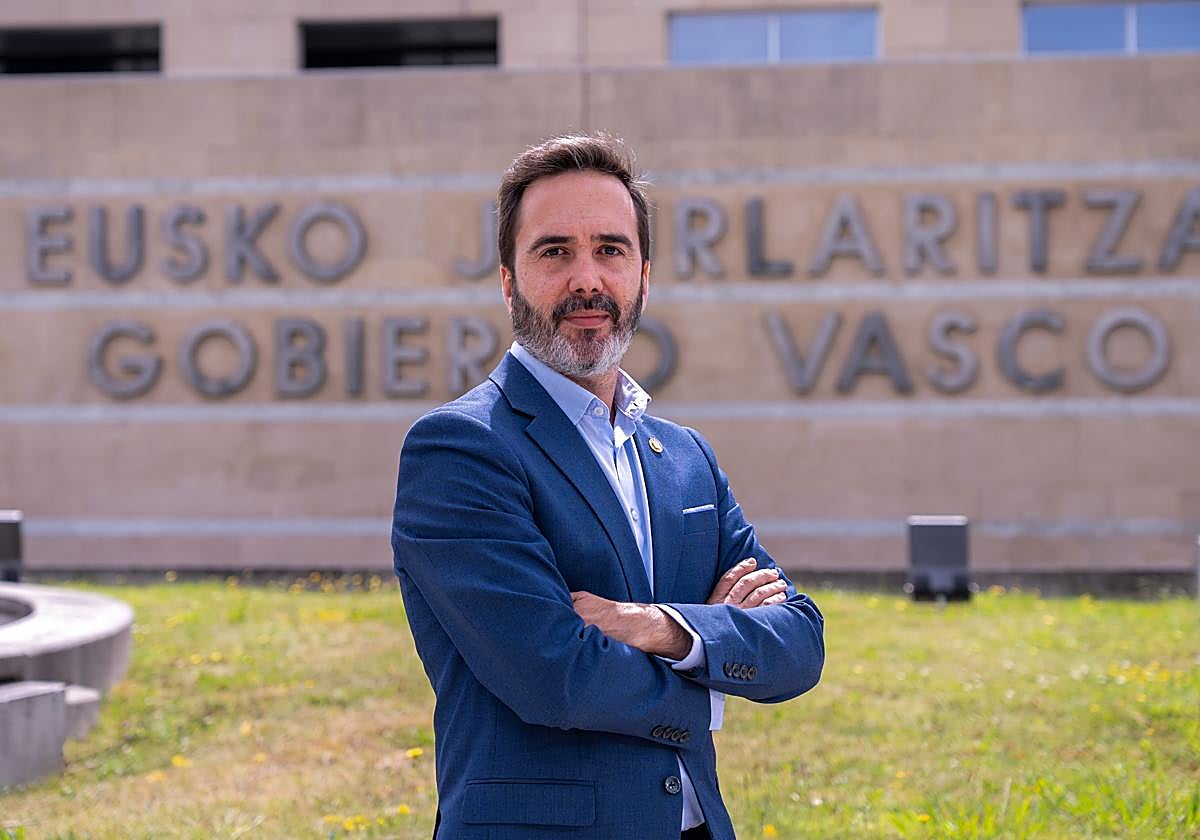 Javier Hurtado, ante la sede del Gobierno Vasco en Vitoria.