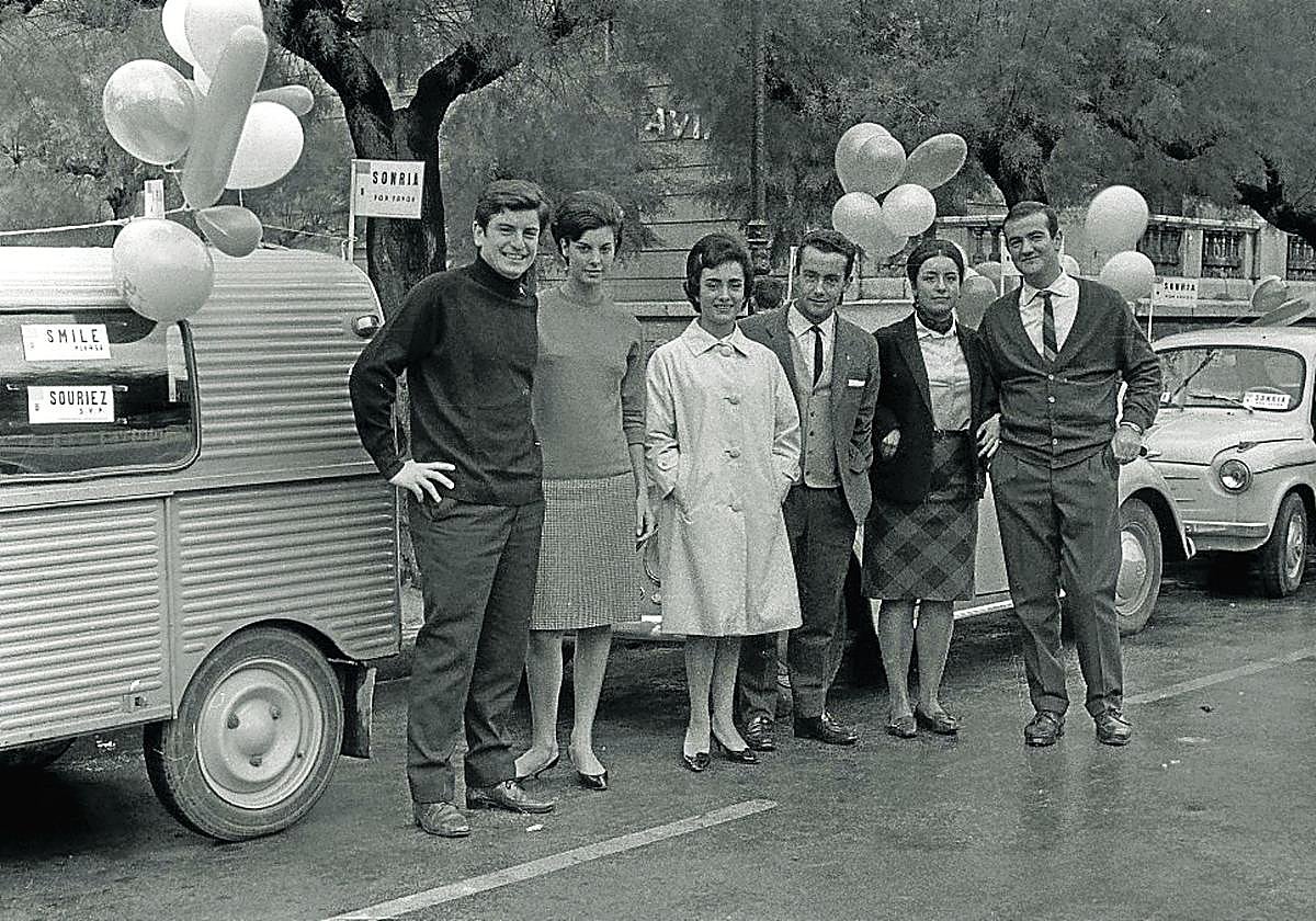 'Caravana de las sonrisas' con el amable lema de 'Sonría, por favor'.