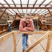 Xabier Agote, en la cubierta de la nao, con el puente de popa al fondo.