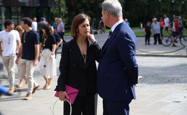 La alcaldesa de Azpeitia, Nagore Alkorta, conversa con Bingen Zupiria, consejero de Seguridad.