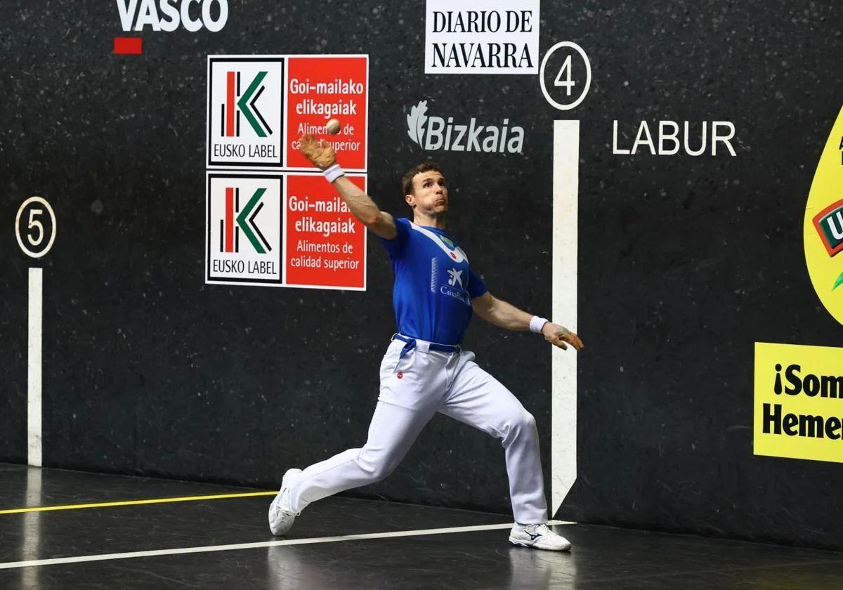 Artola realiza una volea.
