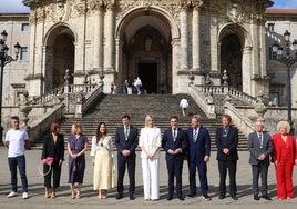 Representantes políticos del Gobierno Vasco, Diputación de Gipuzkoa y Alcaldía de Azpeitia, durante la recepción a las autoridades en el exterior de la Basílica de Loyola.