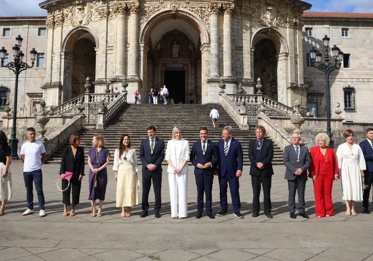 Representantes políticos del Gobierno Vasco, Diputación de Gipuzkoa y Alcaldía de Azpeitia, durante la recepción a las autoridades en el exterior de la Basílica de Loyola.