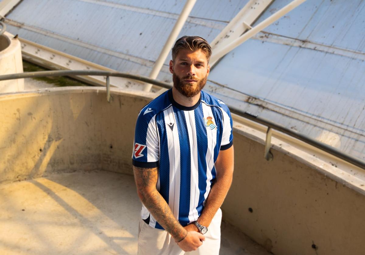 Caleta-Car posa en Anoeta con la camiseta de la Real.
