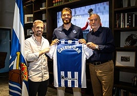 Caleta-Car posa acompañado de Erik Bretos y Angel Oyarzun en las oficinas de Anoeta.