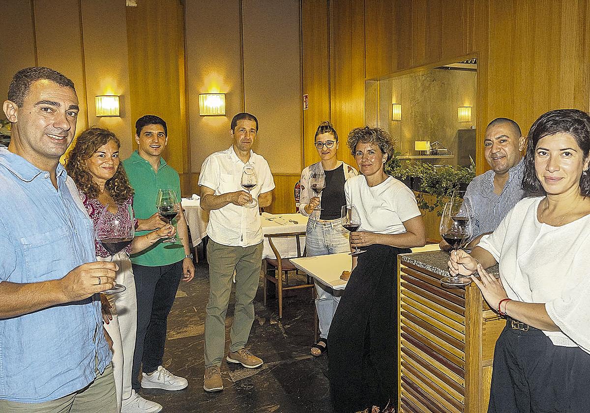 Posan en Narru, de izquierda a derecha: Javier Caneja (Narru), Ainhoa Velasco (El Diario Vasco), José Manuel Borrella (Martín Berasategui), Carlos Muro y Maitane Orbegozo (Akelarre), Maider Larrañaga (Arteaga Landetxea), Martín Flea (Ibai) y Mariana Tapia (Amelia)