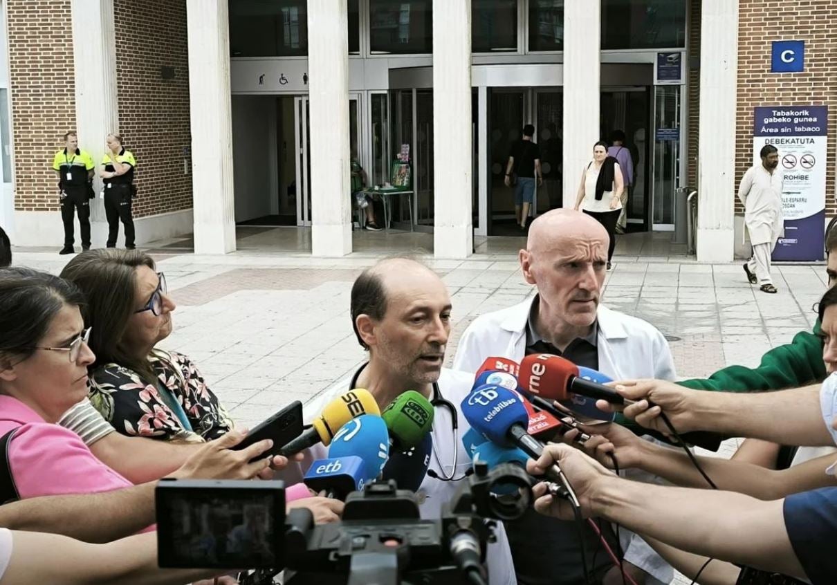 Javier Ayala y Miguel Ángel Vázquez, médicos de Cruces, informando sobre el estado de salud de los niños gazatíes.