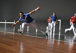 Peña II se estira para alcanzar la pelota en el Izarraitz ante Imaz, Rezusta y Altuna III.