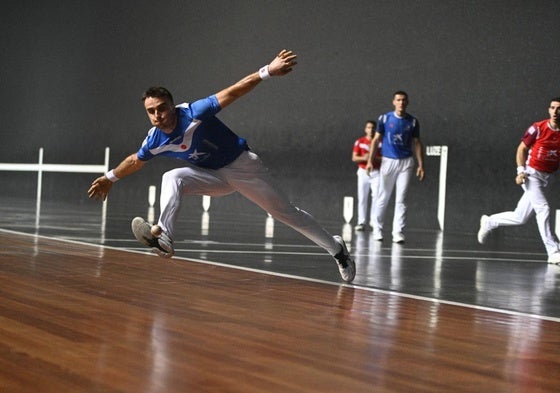 Peña II se estira para alcanzar la pelota en el Izarraitz ante Imaz, Rezusta y Altuna III.