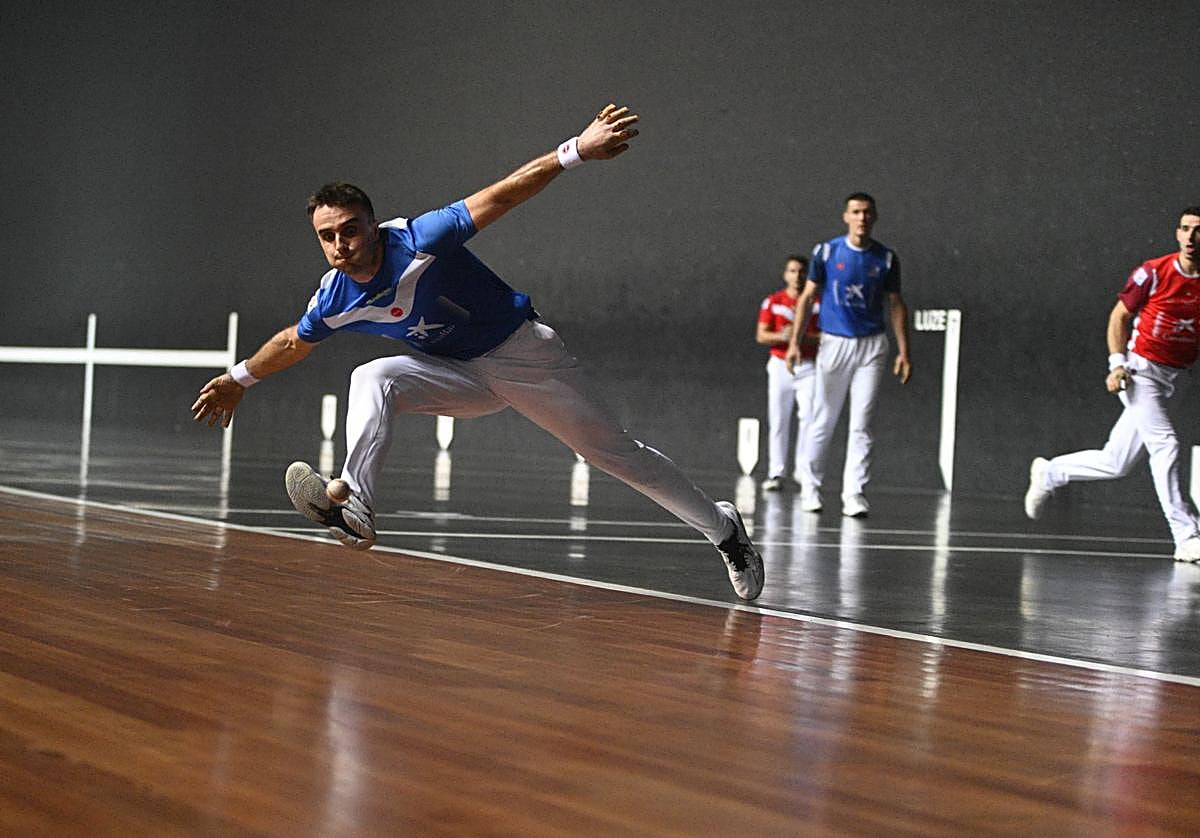 Peña II se estira para alcanzar la pelota en el Izarraitz ante Imaz, Rezusta y Altuna III.