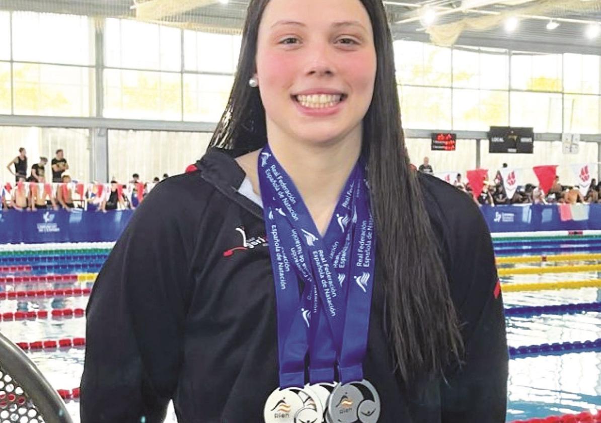 Paula Calvo con sus medallas logradas en el Campeonato de España Junior.