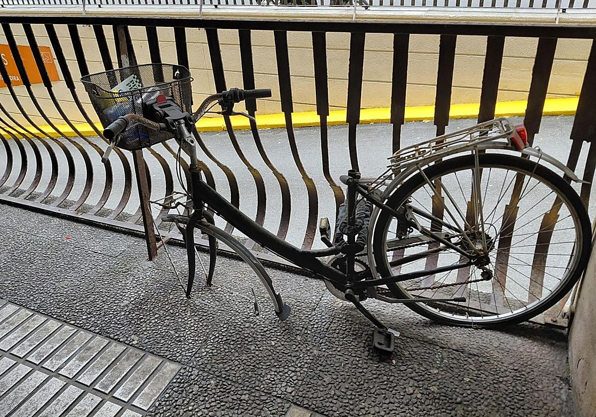 Denuncia Sonia Ariztoy: «Es como un monumento a la dejadez, suciedad y pasotismo. Los vecinos del Txofre llamamos y nos dicen que debe pasar la Guardia Municipal para cortar candado y luego pasan los de la basura. Hemos tenido en esa zona tres. Durante años. ¿Para cuándo una ley que permita a los de la basura cortar el candado y llevárselas?».