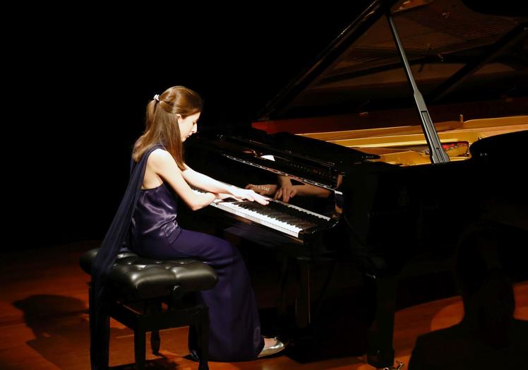 Arriba, Sofía Huerta al piano en la Sala Club. Abajo, una de las coreografías innovadoras de Verdini Dantza Taldea.