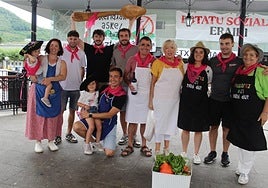 XIV. Bakailao Lehiaketako irabazleak, euren sariekin eta antolatzakuntzako kide batekin.