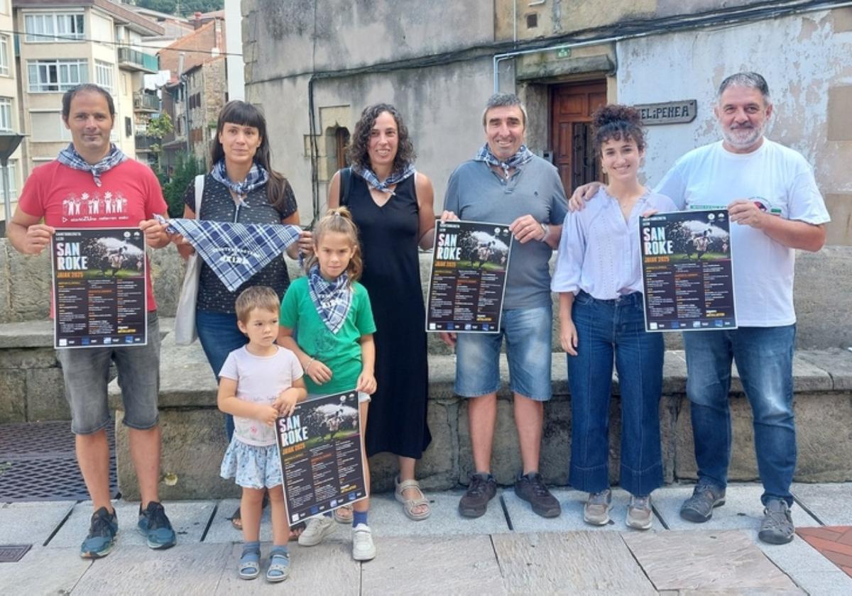 Vecinos de Gaintxurizketa, Ainhoa Salaberria y Jon Legorburu.