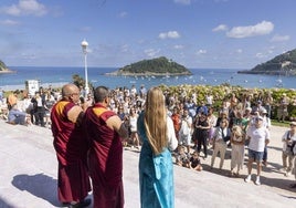Los monjes tibetanos inauguran la feria anual de esoterismo en el Palacio Miramar.