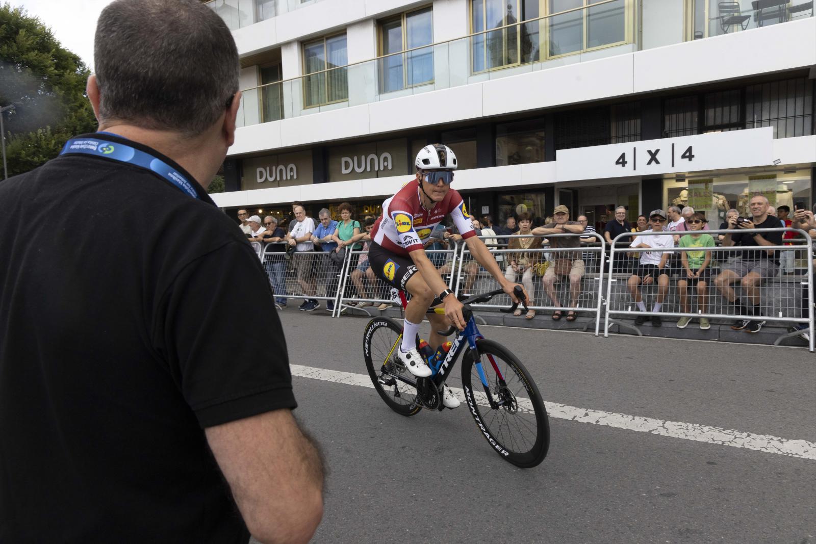 La salida de la Clásica San Sebastián 2025, en imágenes