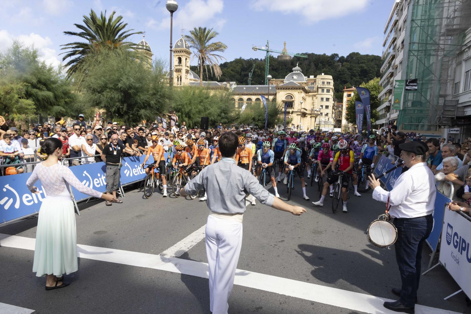 La salida de la Clásica San Sebastián 2025, en imágenes