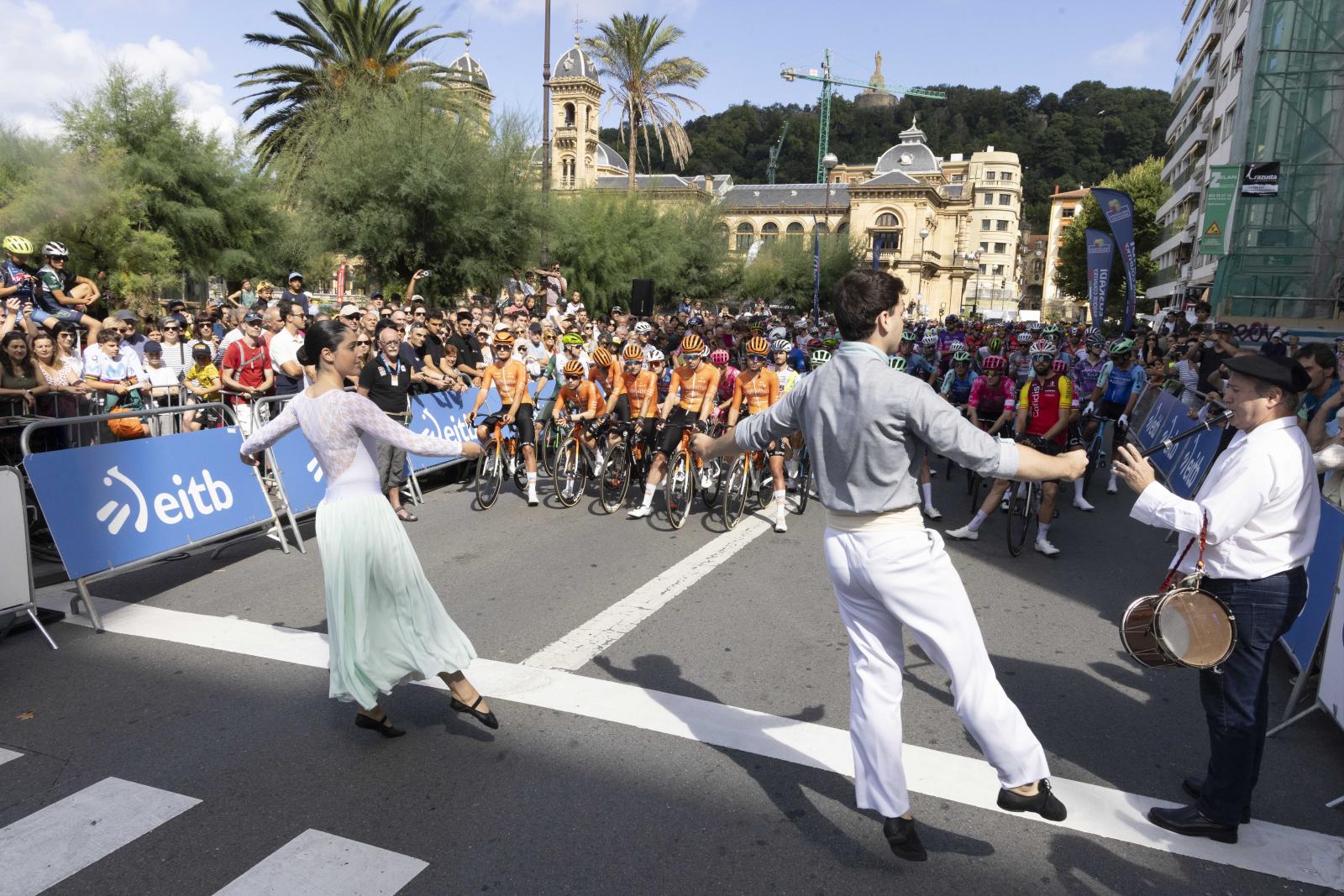 La salida de la Clásica San Sebastián 2025, en imágenes