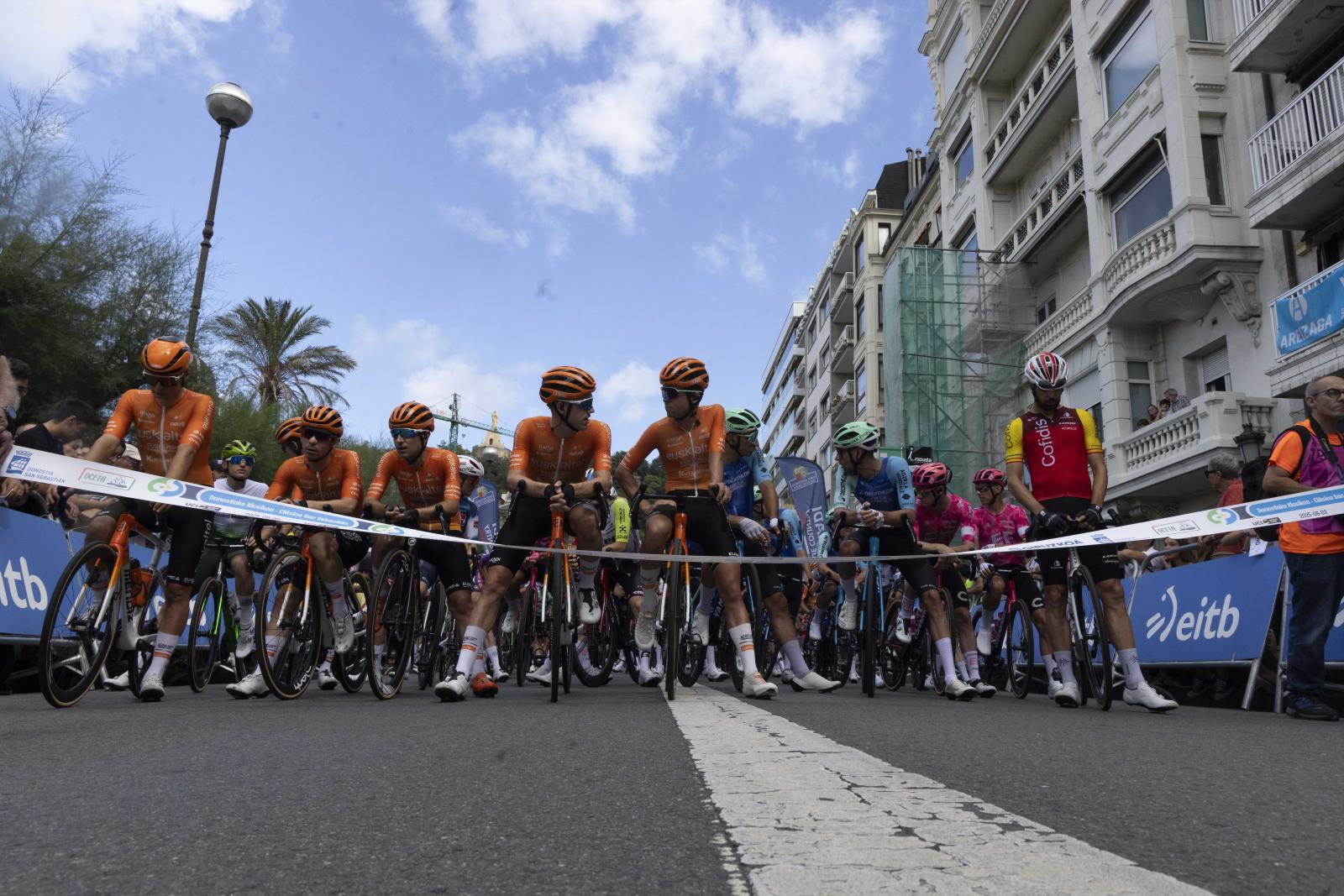 La salida de la Clásica San Sebastián 2025, en imágenes