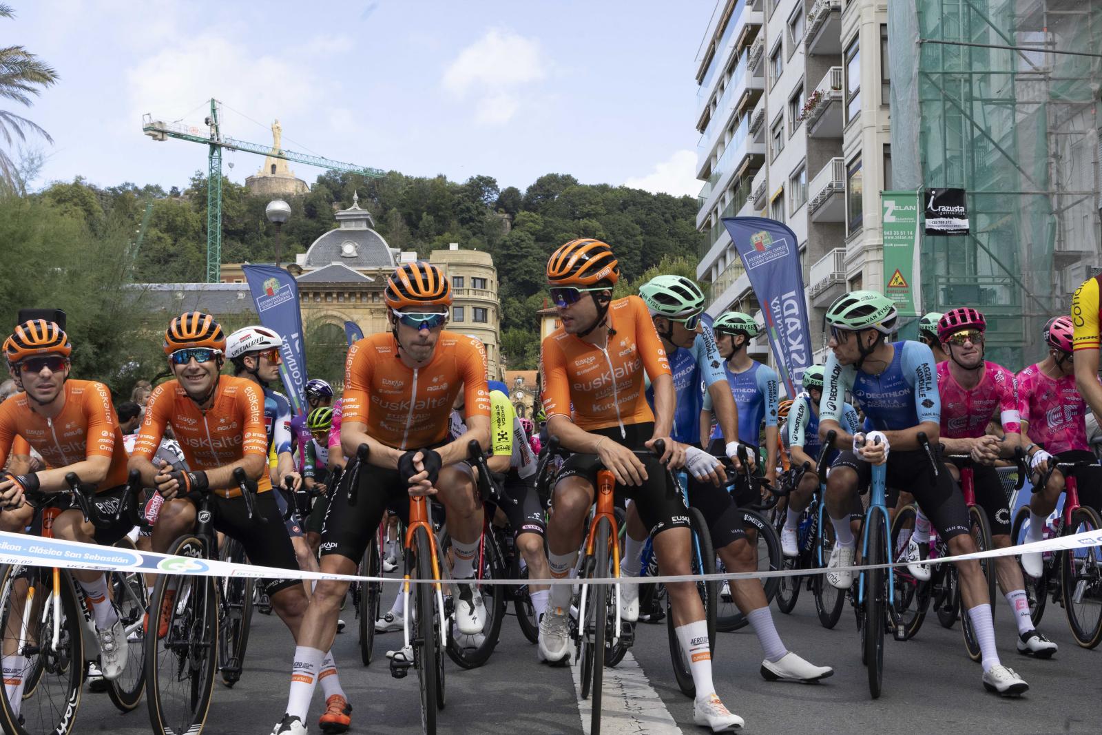 La salida de la Clásica San Sebastián 2025, en imágenes