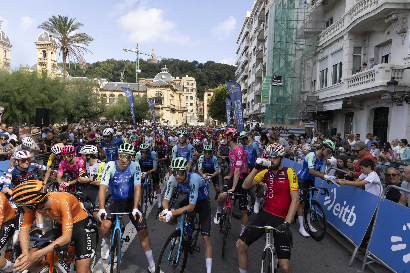 La salida de la Clásica San Sebastián 2025, en imágenes