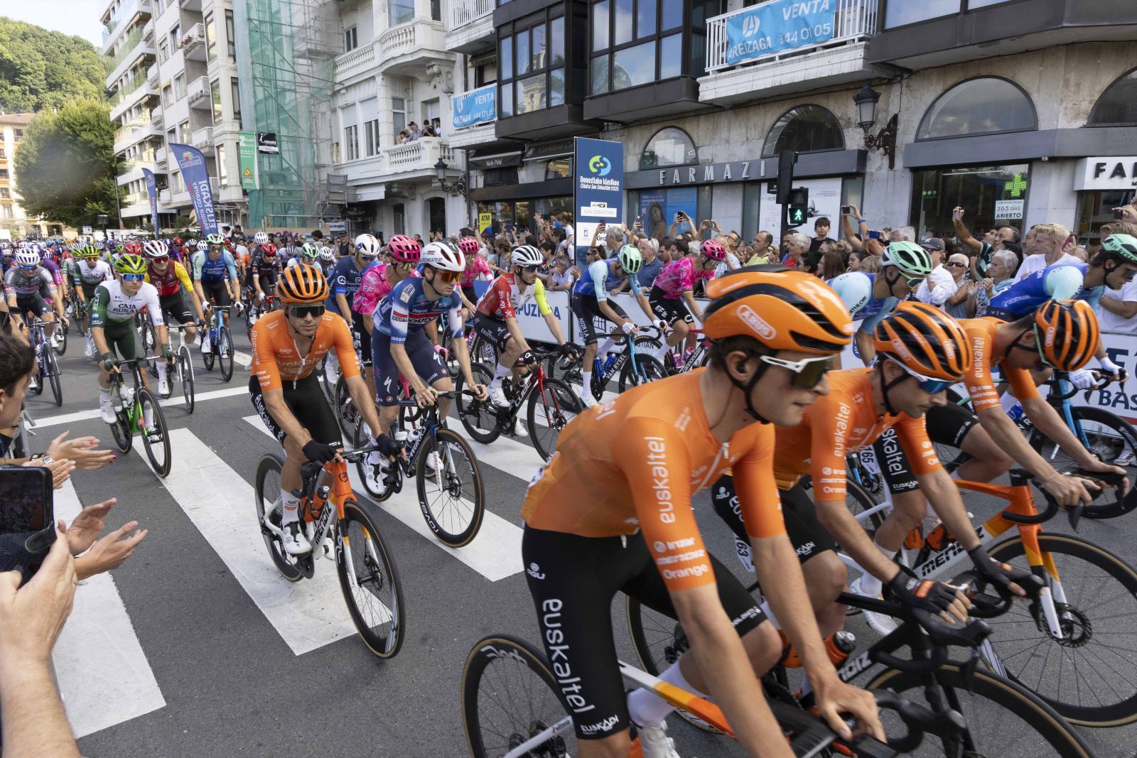 La salida de la Clásica San Sebastián 2025, en imágenes