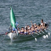 Las remeras de Arraun Lagunak se preparan para realizar la ciaboga.
