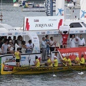 La tripulación de Orio celebra el triungo en aguas de Hondarribia.